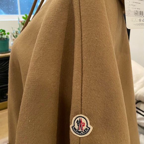 Moncler Camel Cape with Logo - Picture 3 of 9